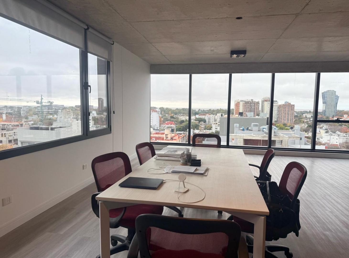Alquiler Oficina en DOME Esquinero de 60m2 Piso Alto. Atipica y Unica