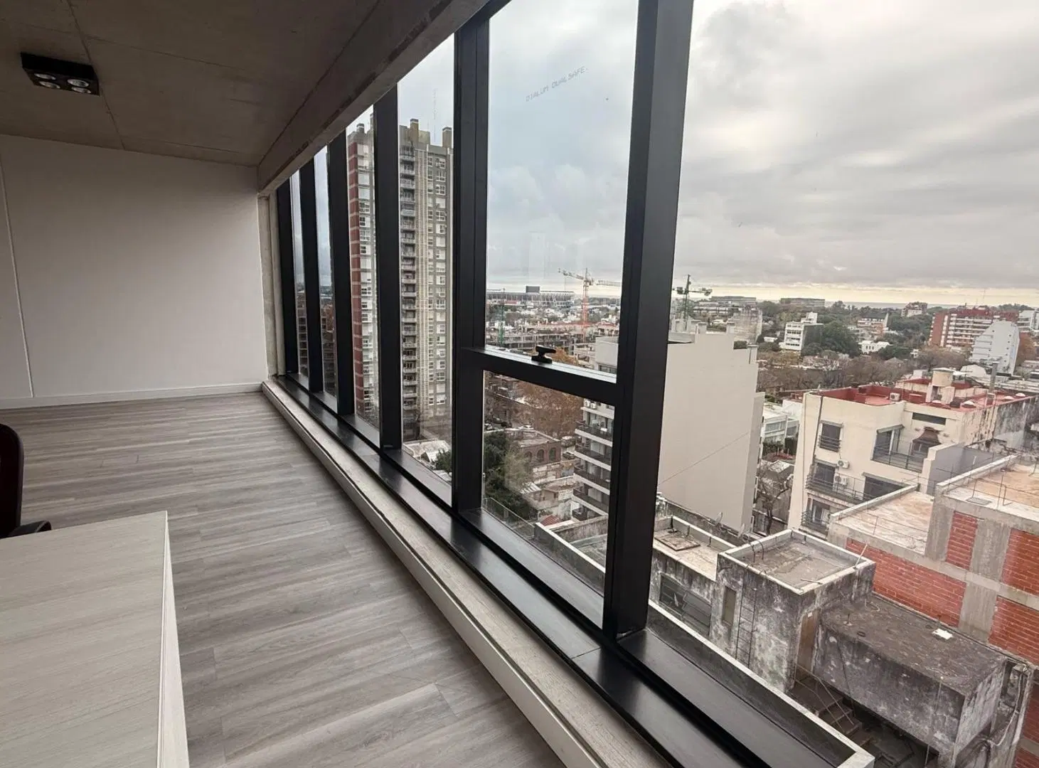 Alquiler Oficina en DOME Esquinero de 60m2 Piso Alto. Atipica y Unica 3