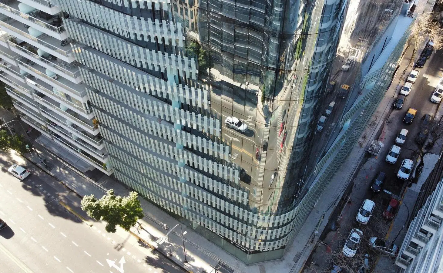 Alquiler Oficina en DOME Esquinero de 60m2 Piso Alto. Atipica y Unica 2