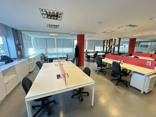 Alquiler Oficina Libertador 6680 - 270Mts2. c/Divisiones y  2Coch IMPECABLE 5
