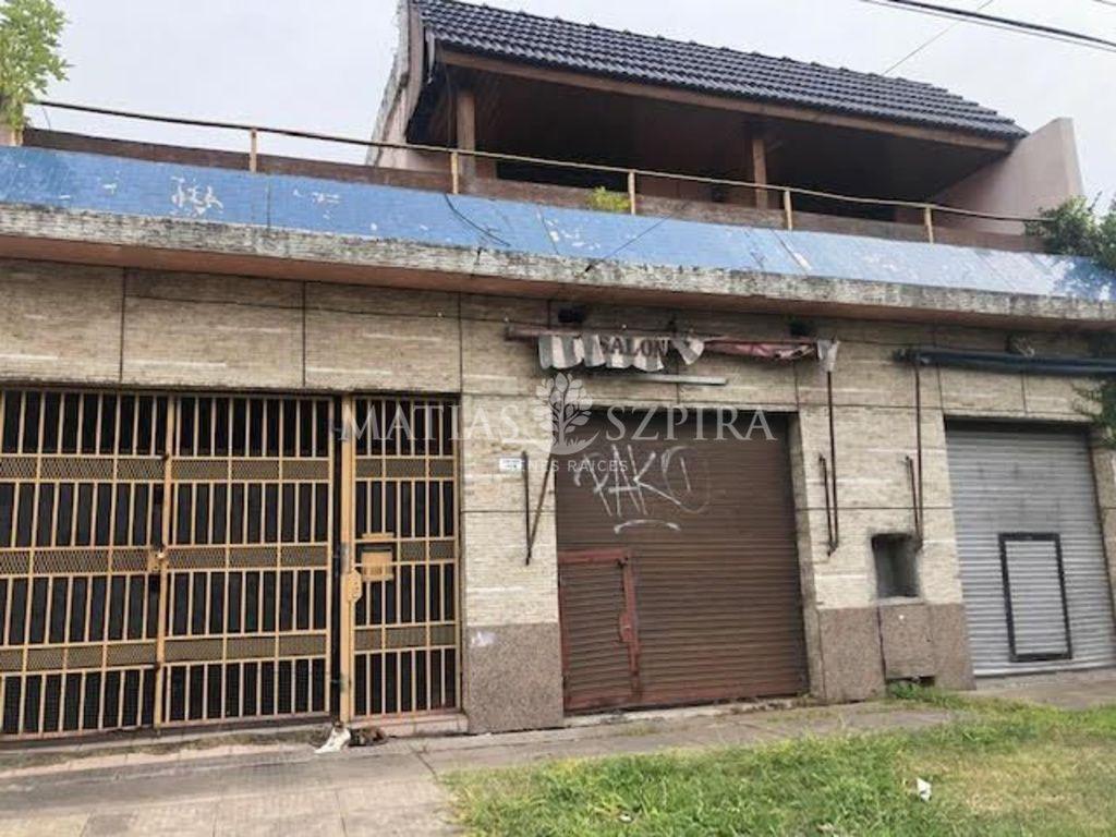 CASA A REFACCIONAR CON 2 LOCALES COMERCIALES
