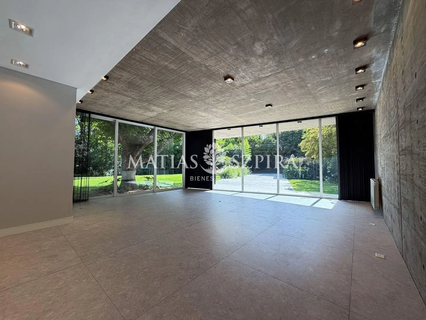 Casa 6 ambientes 4 dormitorios. | Av. Presidente Peron 10298 3