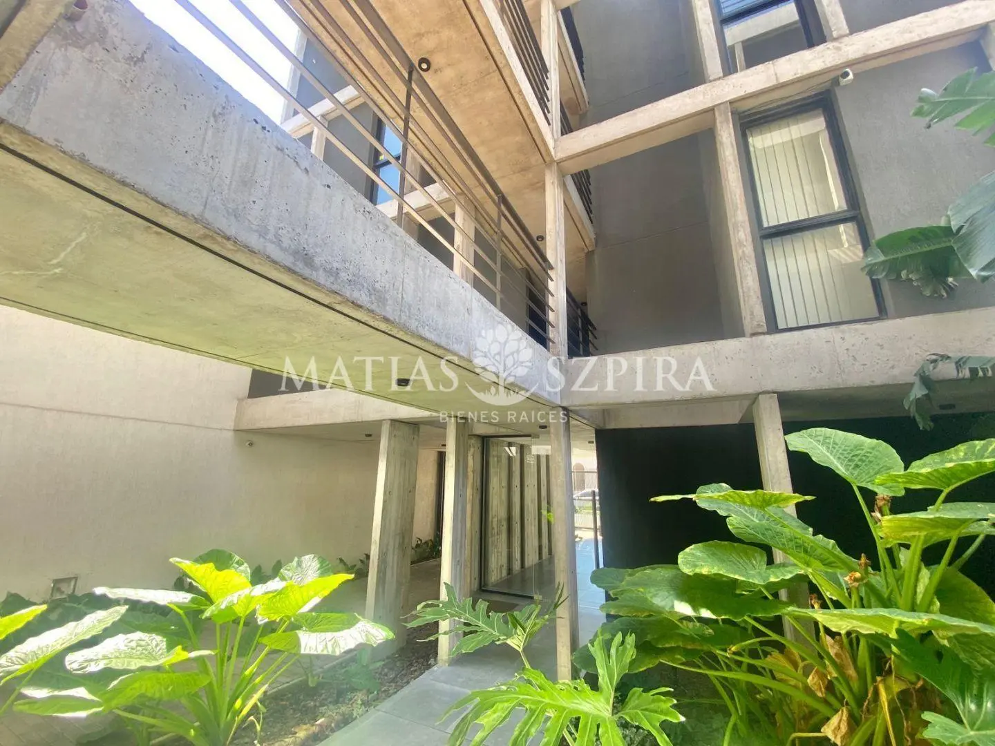 Venta departamento 2 ambientes  con balcón en Morón 2