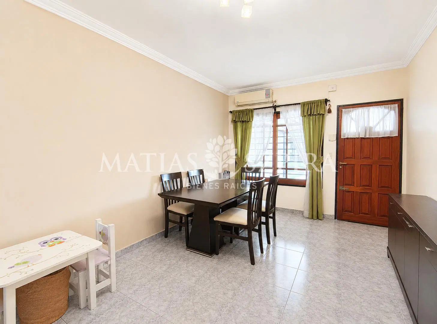 Casa en venta en Haedo Sur, de 3 ambientes con fondo parquizado y cochera. 4
