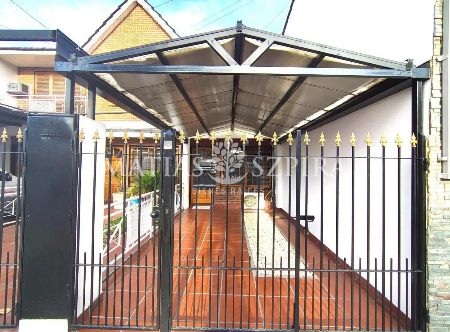 Casa en venta en Haedo Sur, de 3 ambientes con fondo parquizado y cochera. 1