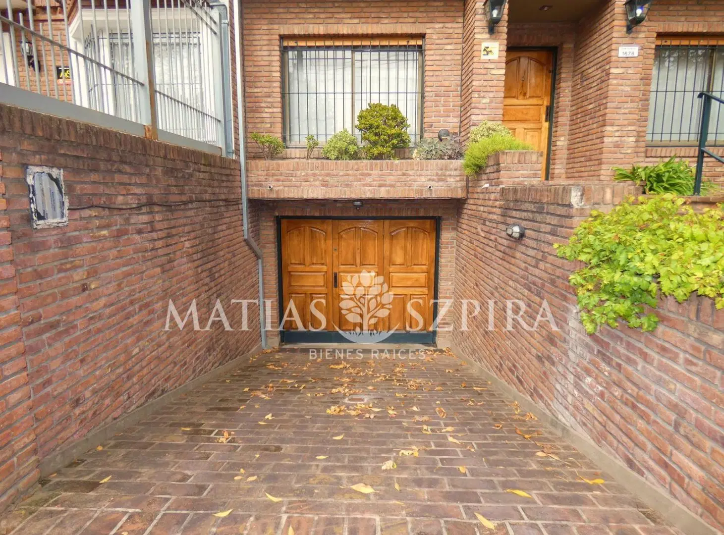 casa tres plantas con jardin pileta y sotano 3