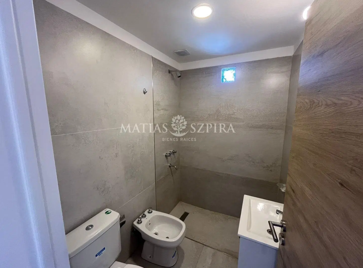 Monoambiente en venta con balcon en caseros 2
