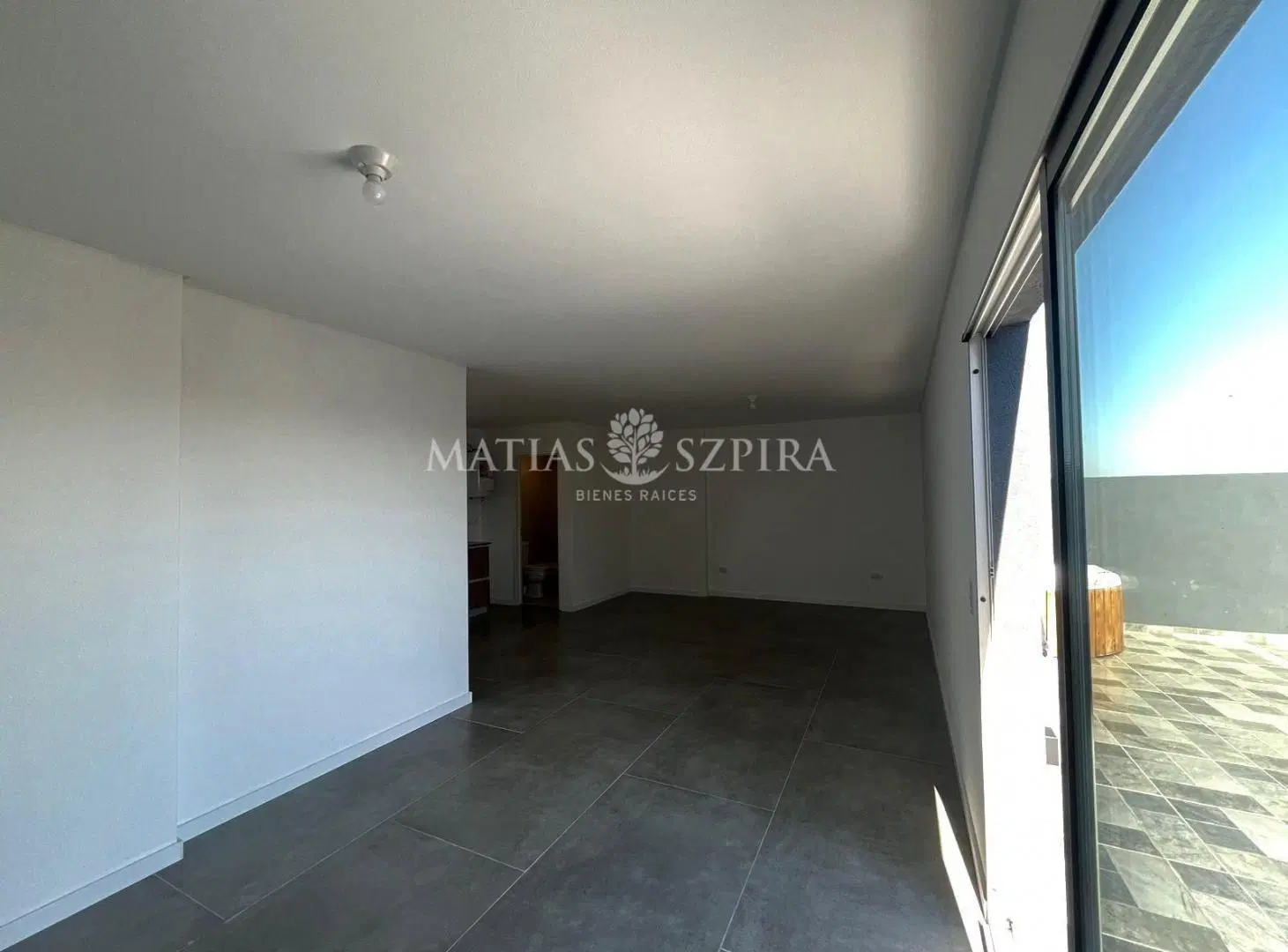 Monoambiente en venta con balcon en caseros 8