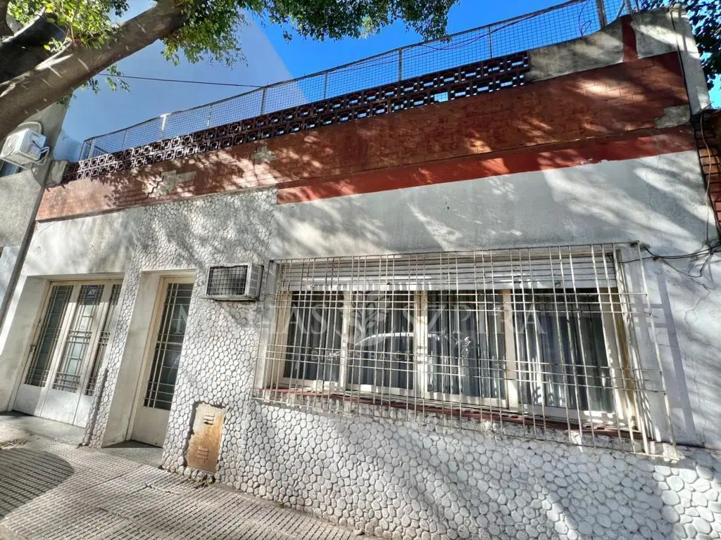 CASA AMERICANA CON TERRAZA - A REFACCIONAR 4