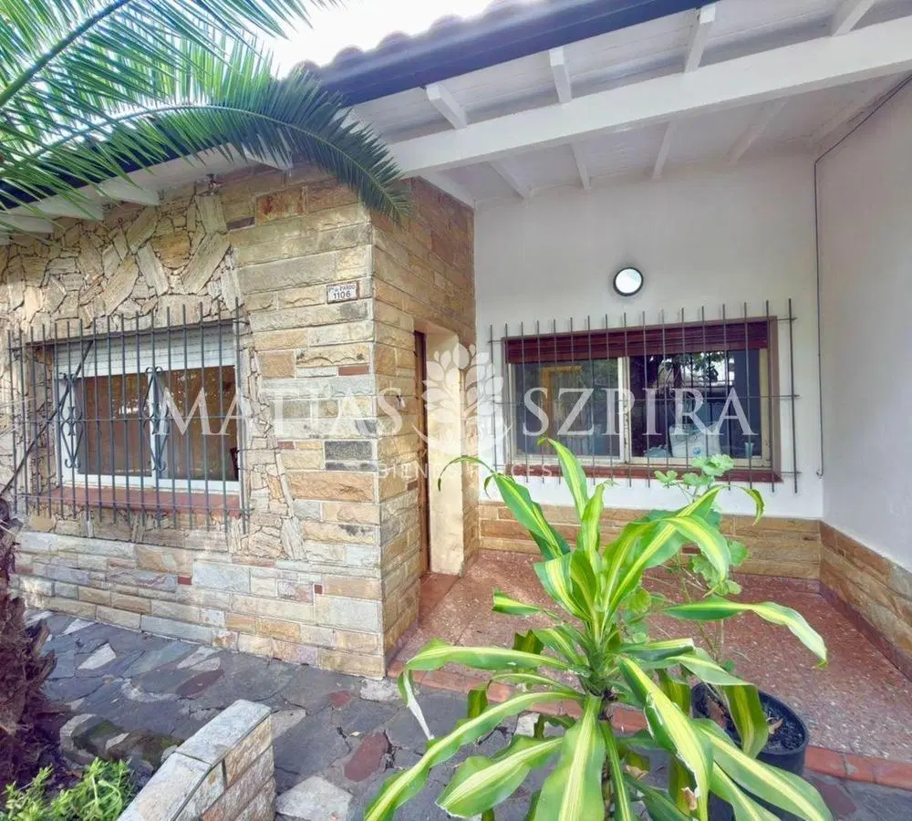 CASA EN VENTA 4 AMBIENTES CON COCHERA EN ITUZAINGO 8