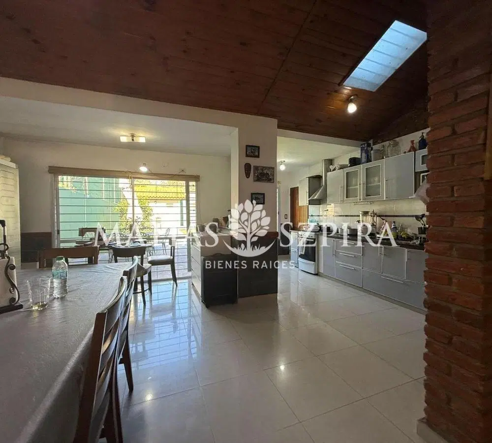 VENTA - Casa 4 ambientes con gran parque en Ituzaingó 8