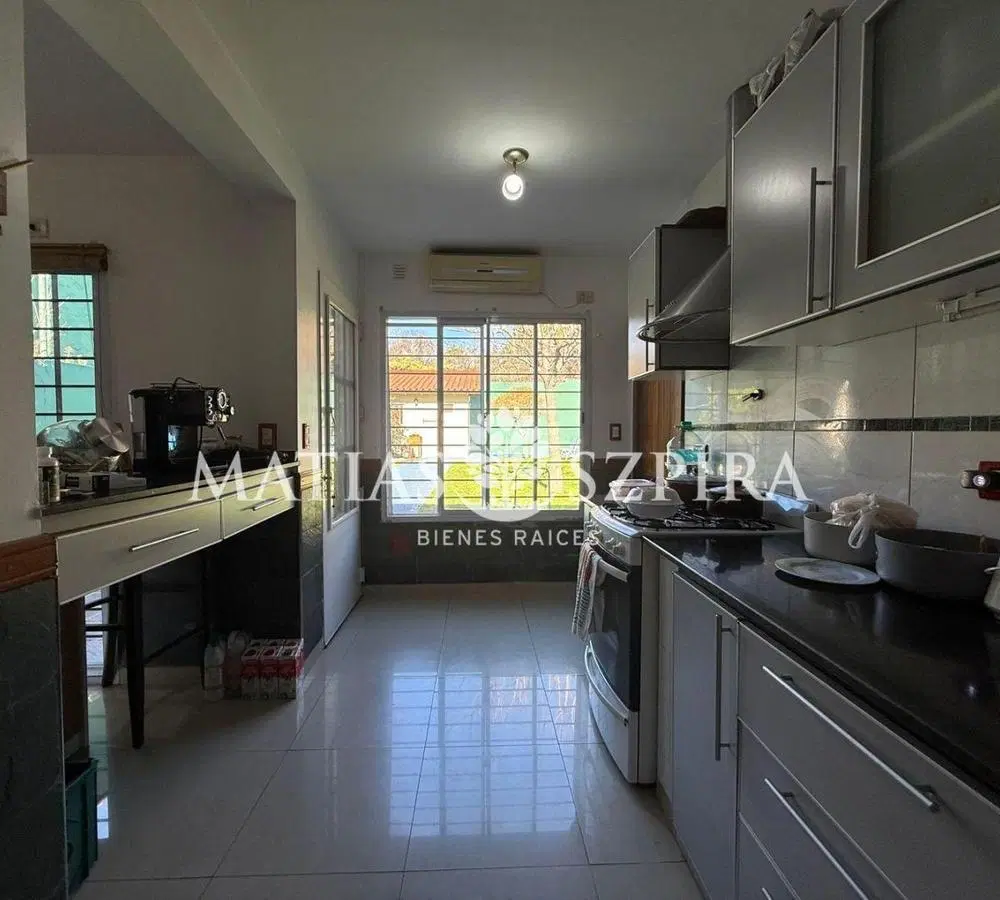 VENTA - Casa 4 ambientes con gran parque en Ituzaingó 2