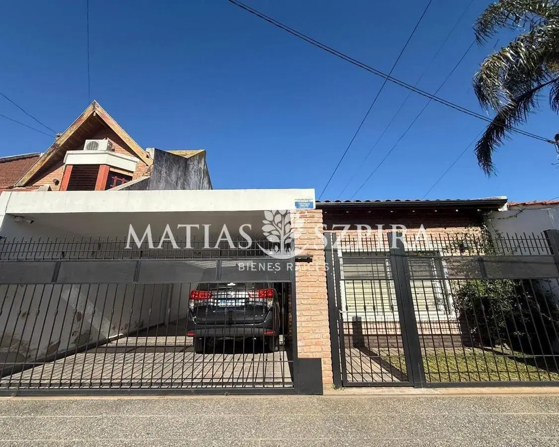 VENTA - Casa 4 ambientes con gran parque en Ituzaingó 5