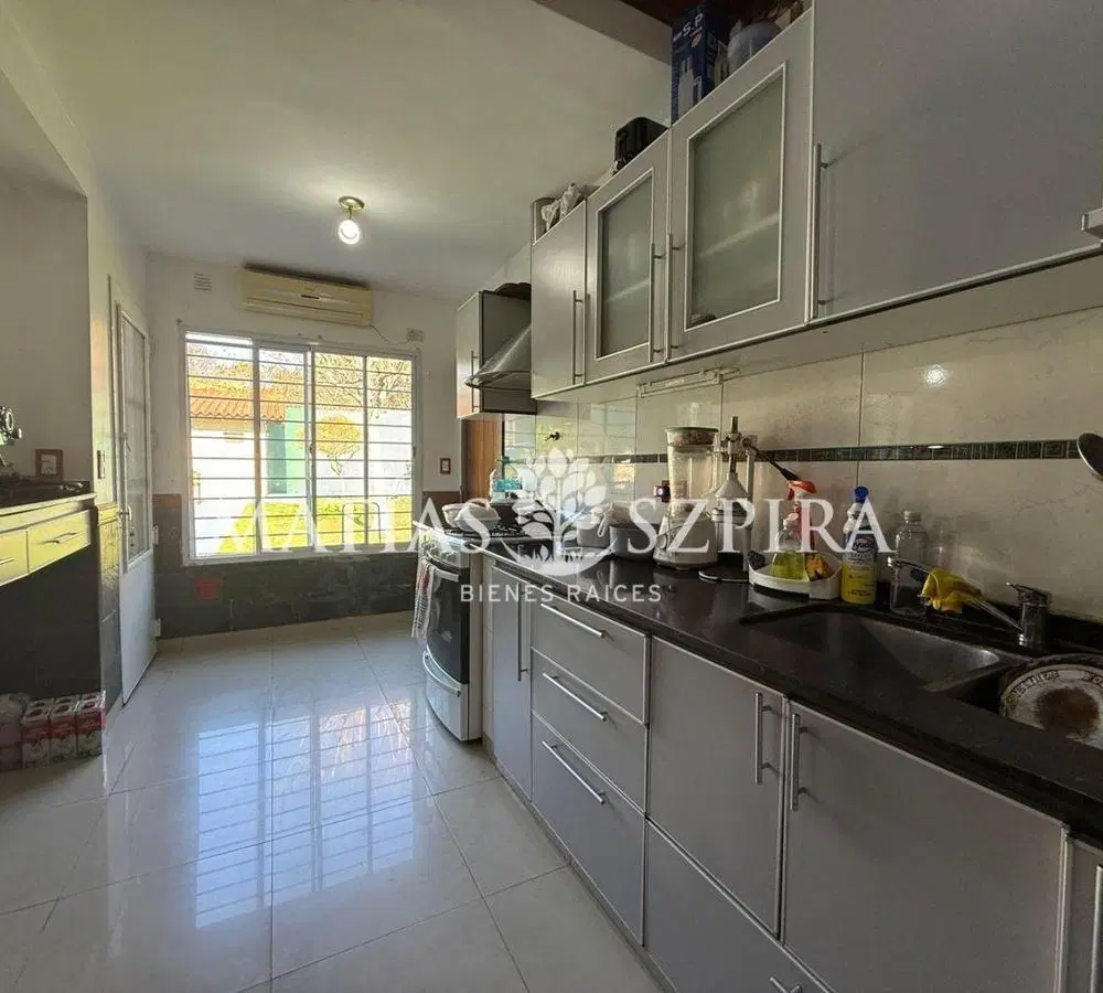 VENTA - Casa 4 ambientes con gran parque en Ituzaingó 3
