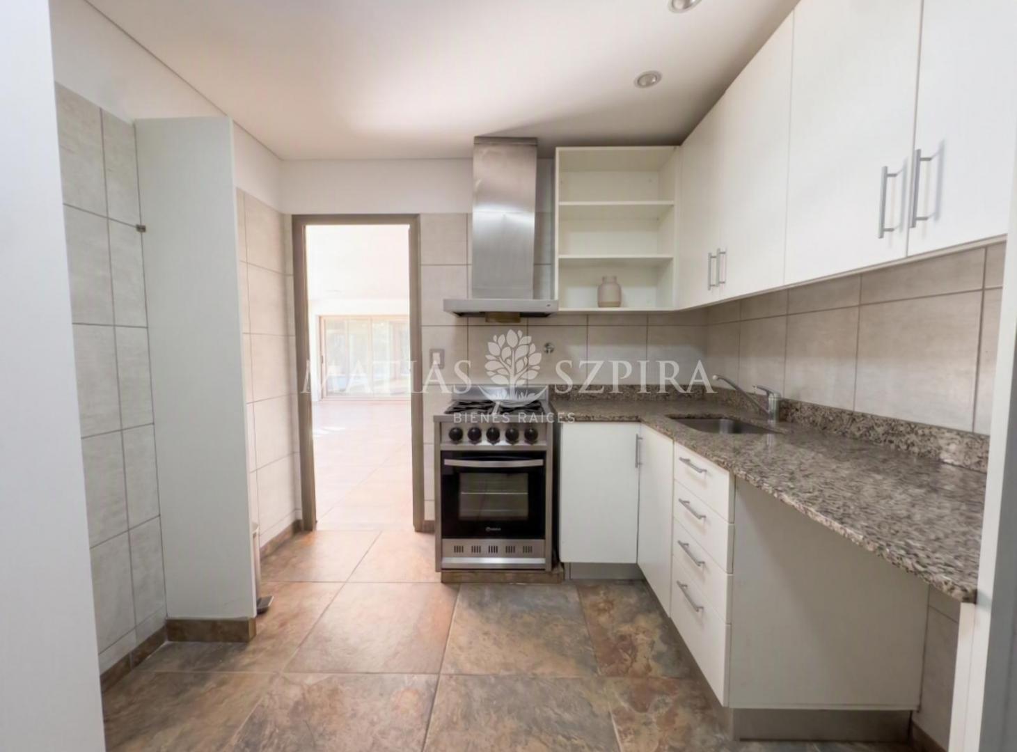 Foto de VENTA | Excelente Casa de 5 Ambientes con Pileta en Casco de Álvarez, imagen 5