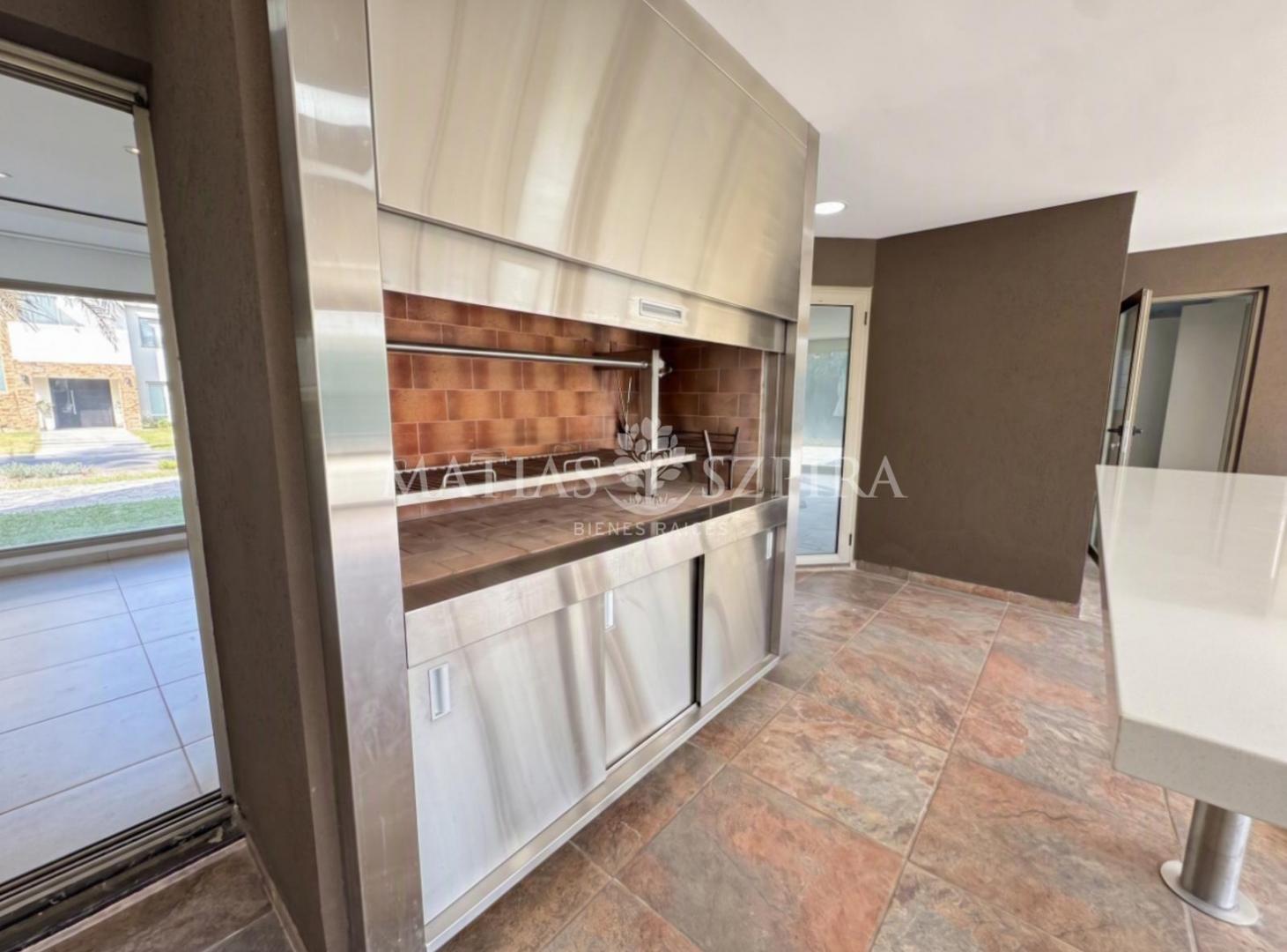 Foto de VENTA | Excelente Casa de 5 Ambientes con Pileta en Casco de Álvarez, imagen 4