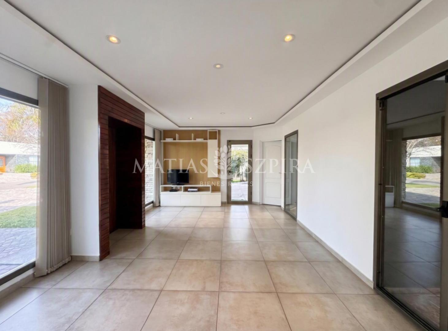 Foto de VENTA | Excelente Casa de 5 Ambientes con Pileta en Casco de Álvarez, imagen 2