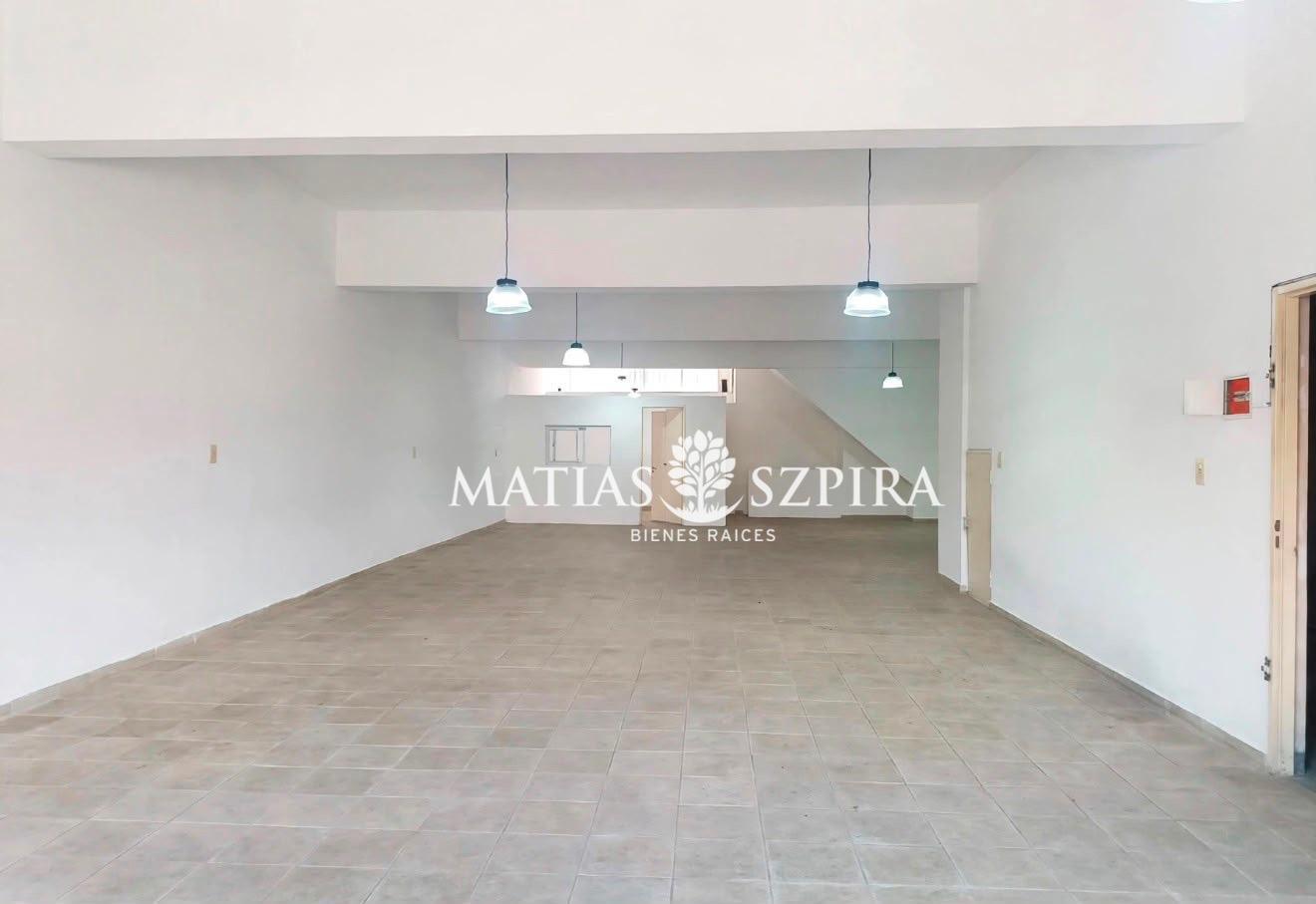 Foto de Inmueble comercial / oficinas de 345 m² con montacargas en Pompeya, imagen 3