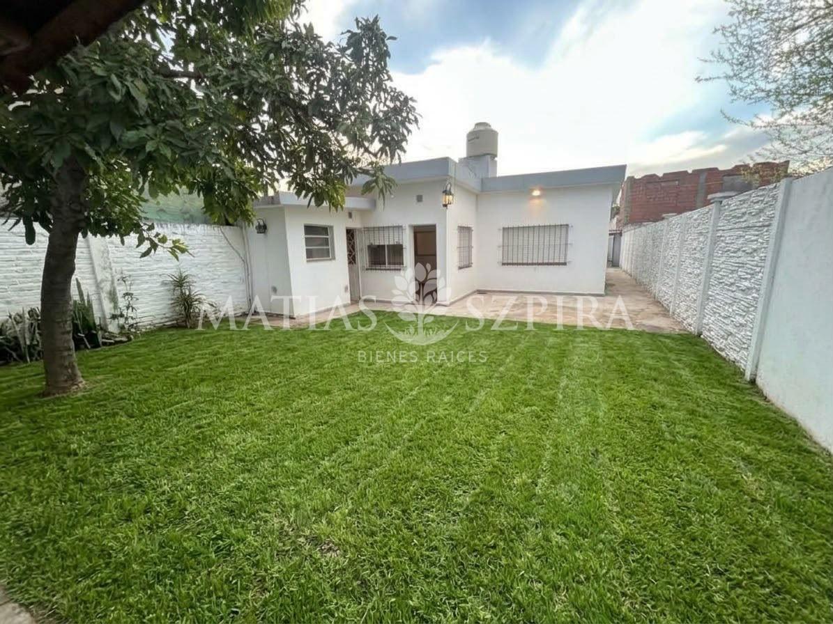Foto de Alquiler Casa 3 ambientes con Jardin y Cochera, imagen 2