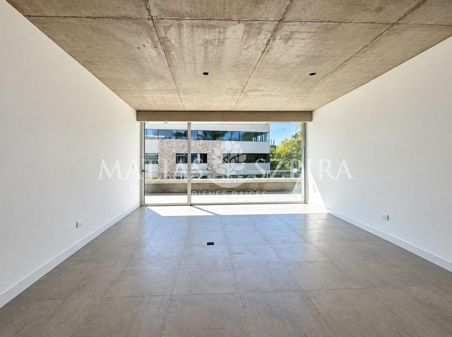 Foto de Edificio Comercial en Barrio Parque Leloir, imagen 1