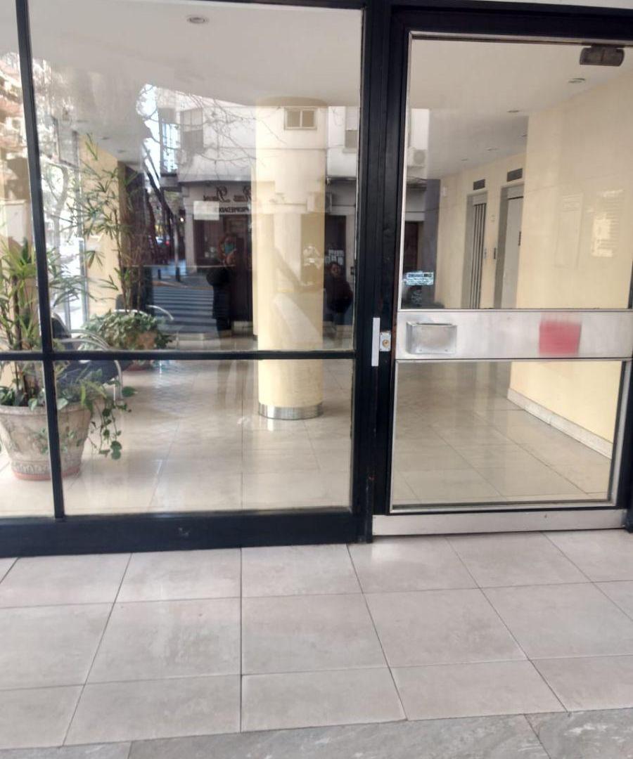 Foto de VENTA DEPARTAMENTO 3 AMBIENTES CON DEPENDENCIA AL FRENTE CON BALCÓN EN, imagen 2
