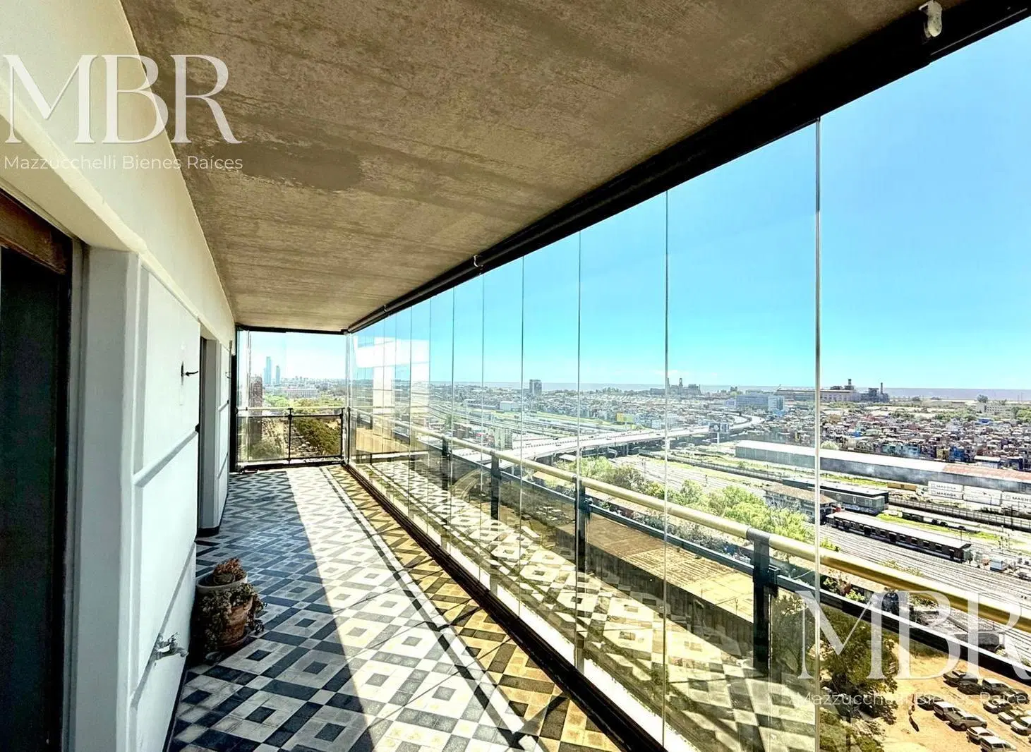 Venta, piso alto en torre, Libertador y Suipacha 2