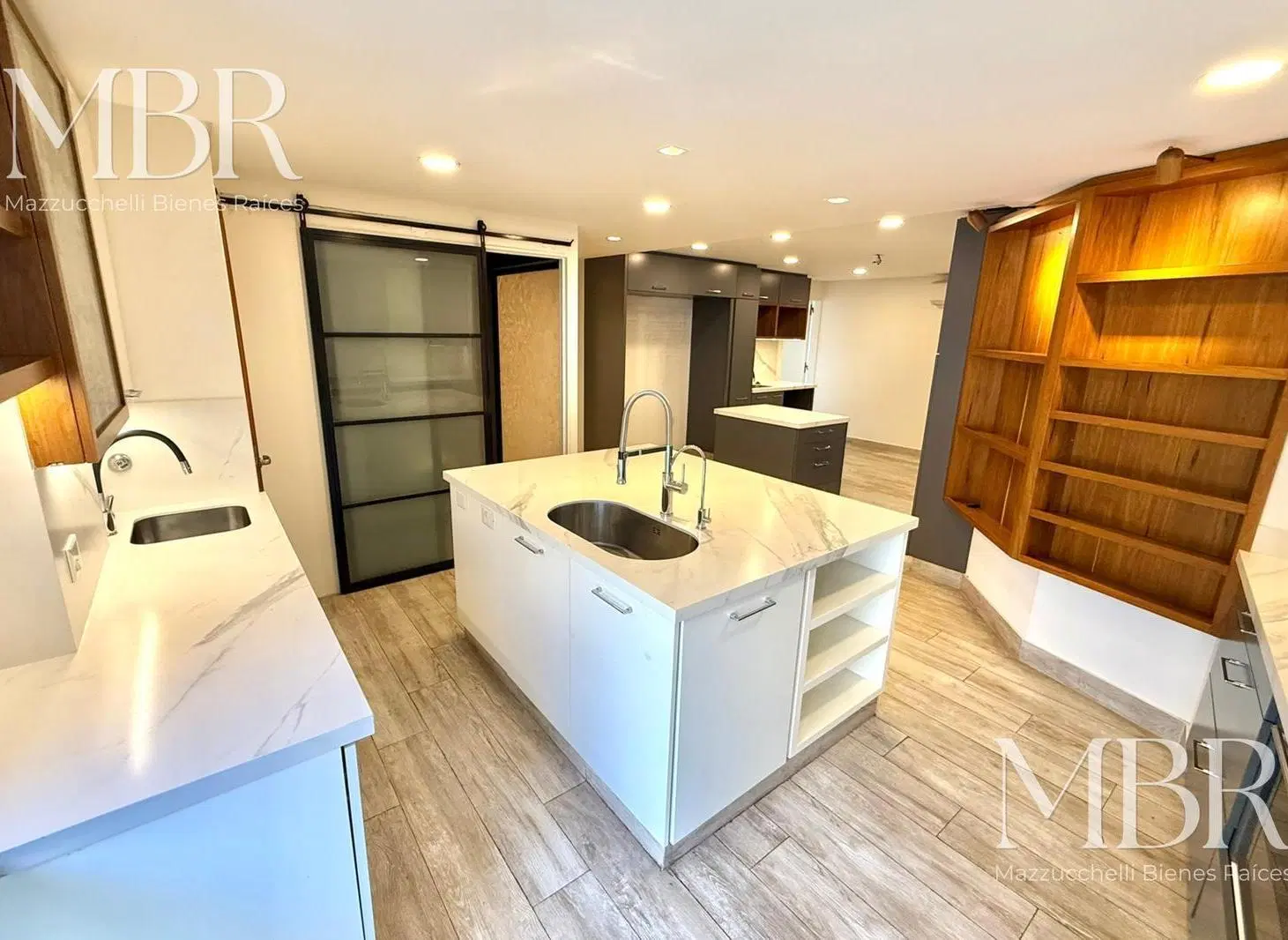 Venta, piso alto en torre, Libertador y Suipacha 3