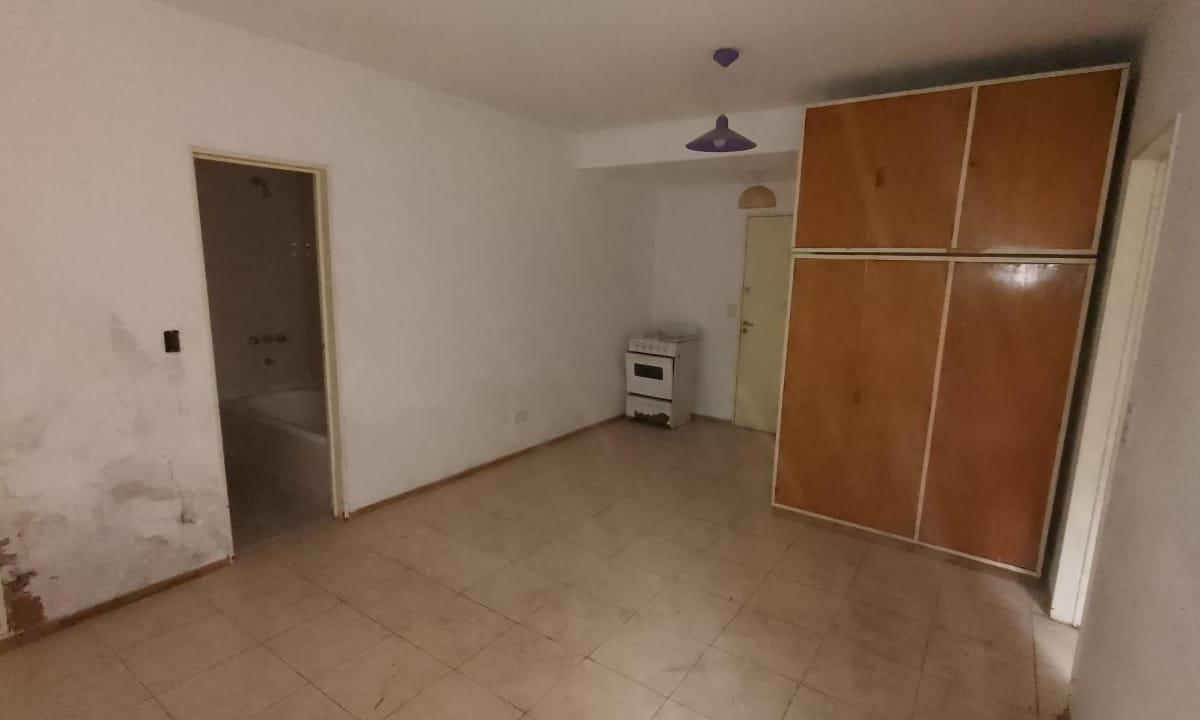 Monoambiente Lateral - Apto Profesional - 27 m² - Patio - a Refaccionar 3