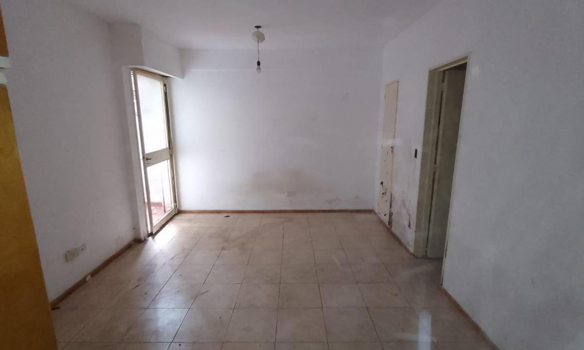 Monoambiente Lateral - Apto Profesional - 27 m² - Patio - a Refaccionar 2