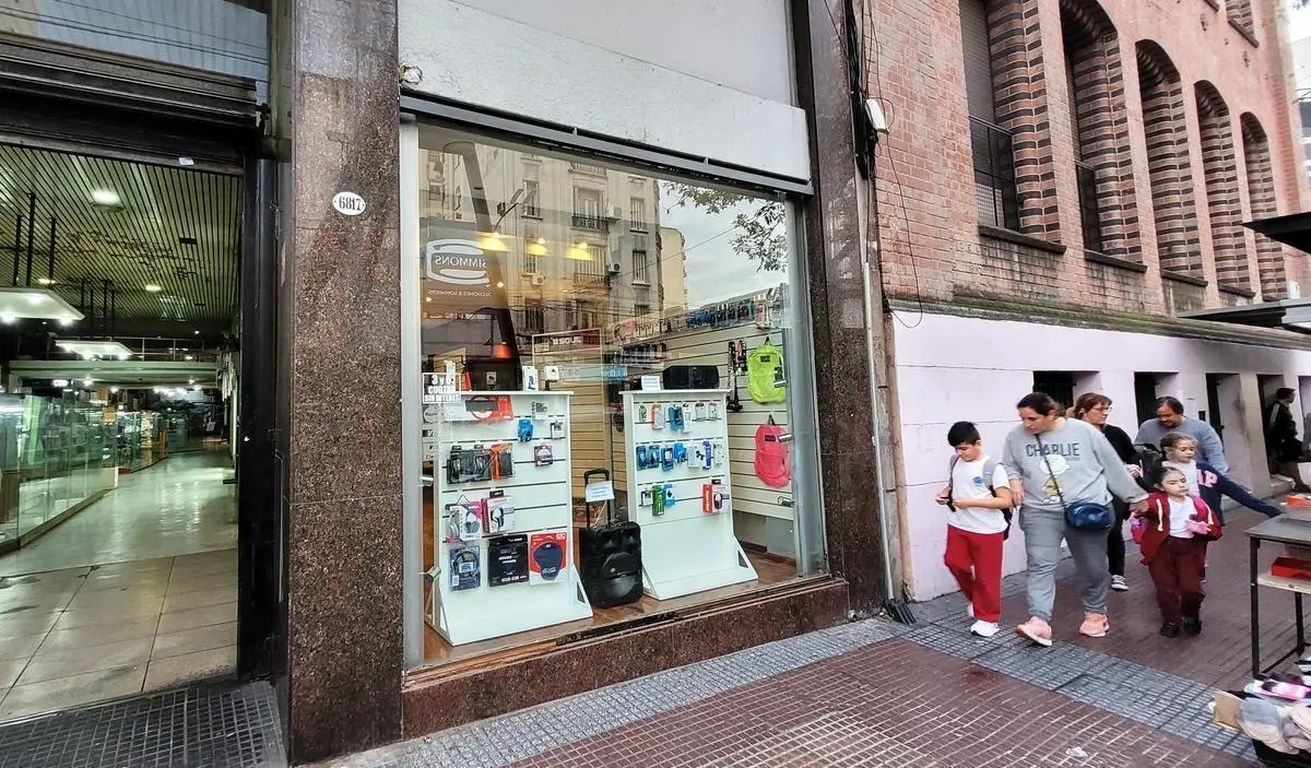 LOCAL EN 3 PLTAS - FOCO COMERCIAL FLORES S/ AV. RIVADAVIA - 75 m2 3