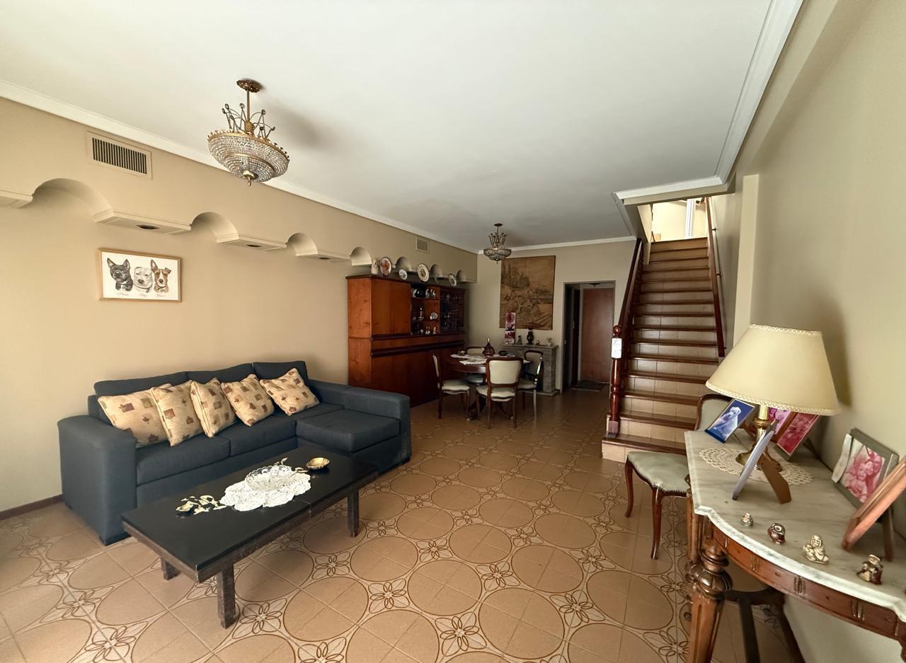 Foto de Triplex 5 ambientes - Cochera p/ 3 autos - 250 m2, imagen 1