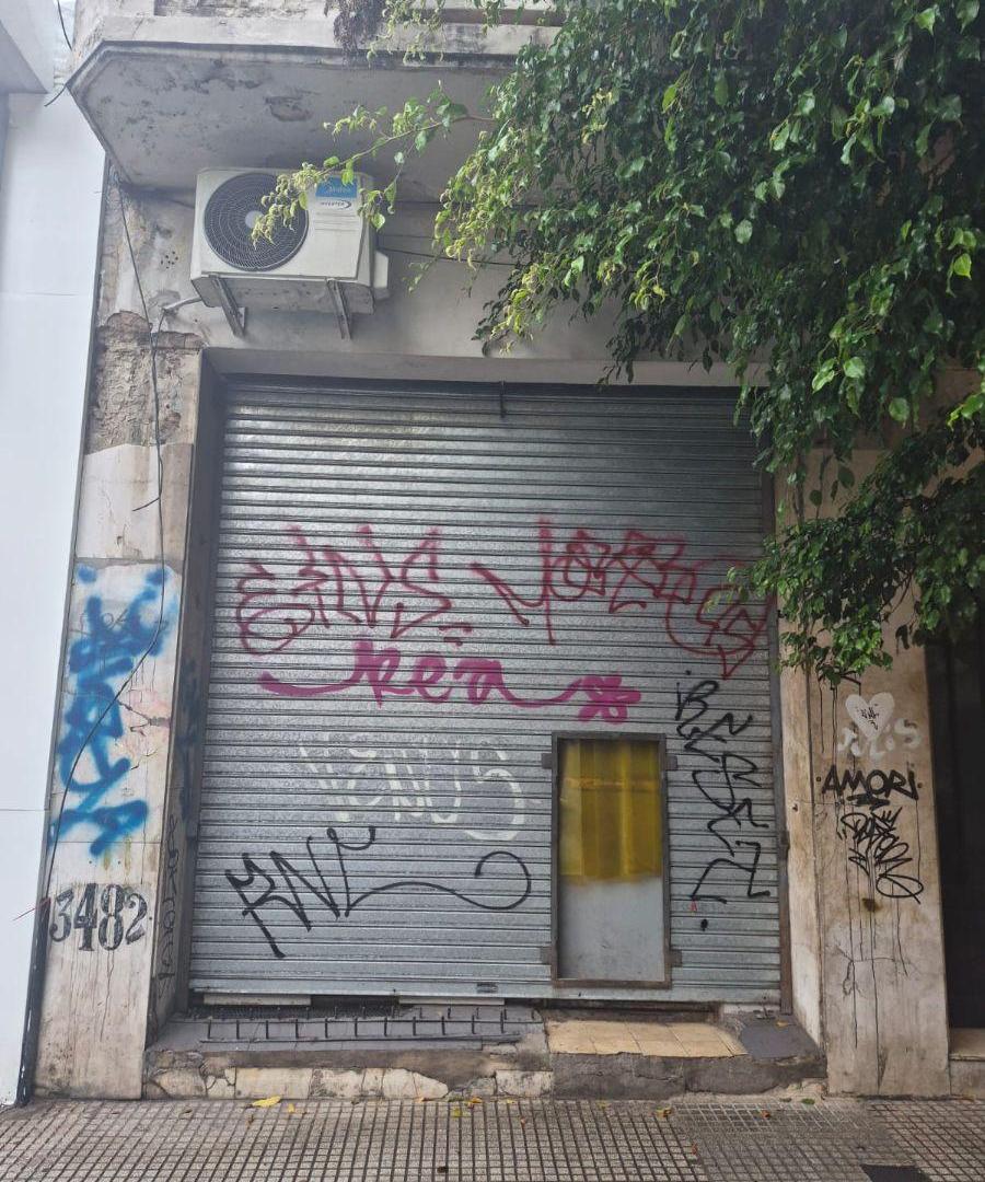 Local comercial de 32 m² en alquiler, ubicado en Almagro Norte. Cuenta con sótano de 25 m².