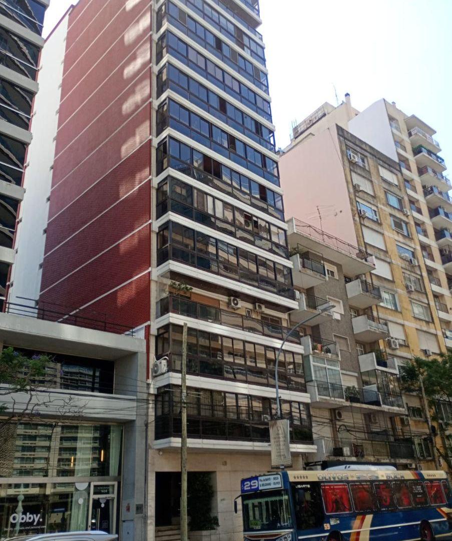 Vicente Lopez- Sobre Avenida Libertador, depto de 2 amb contrafrente en piso 10.-