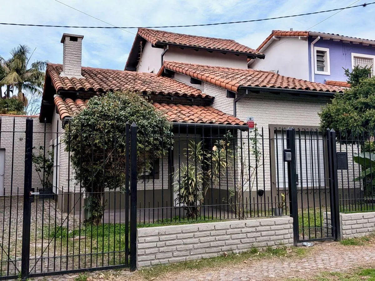 San Isidro- Hermoso chalet de epoca en 2 plantas- 3 dorms, 1 en suite. Dep de serv con baño. Jardin 5