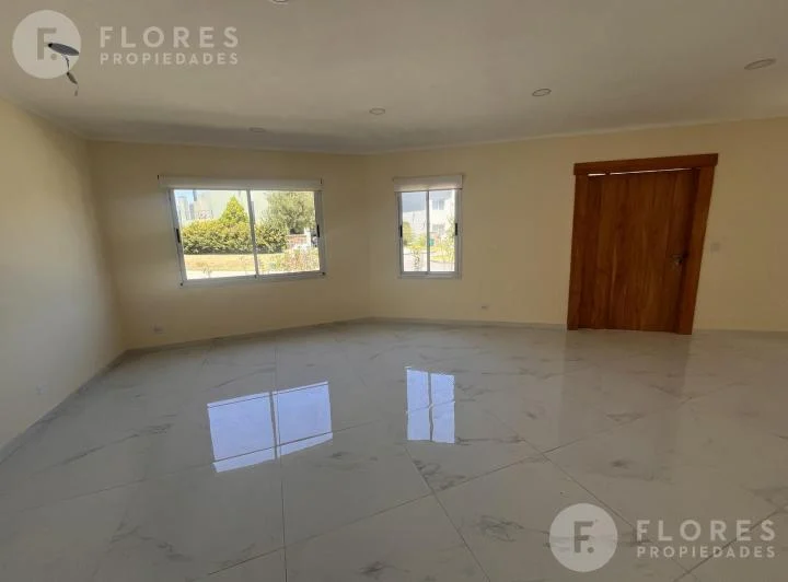 Flores Prop. Alquila Anualmente Casa en  Ayres Plaza 1