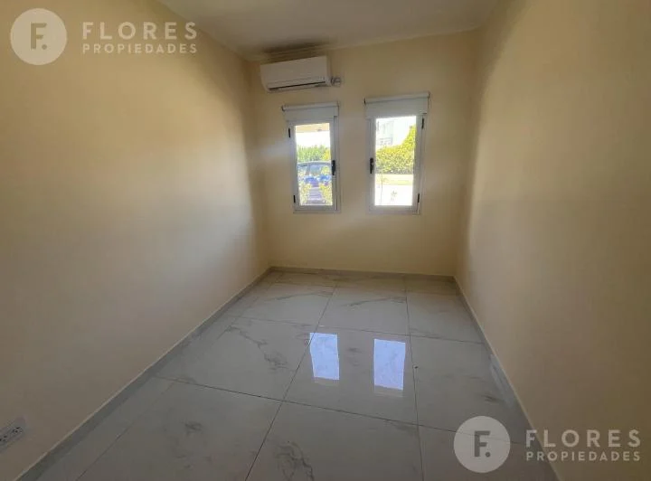 Flores Prop. Alquila Anualmente Casa en  Ayres Plaza 4