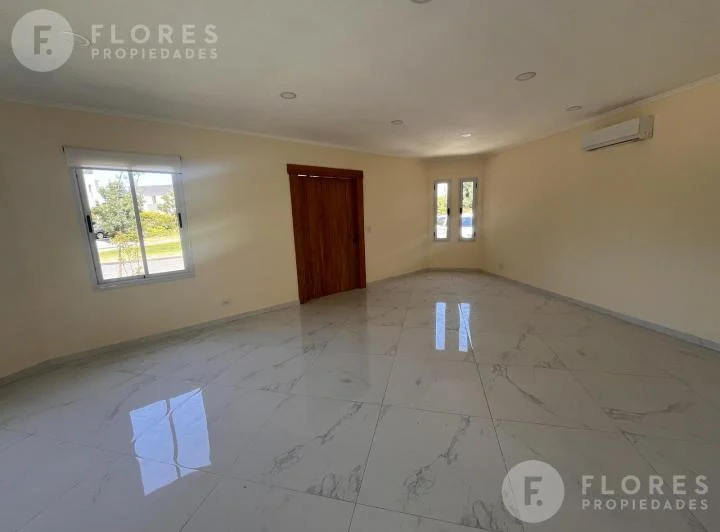 Flores Prop. Alquila Anualmente Casa en  Ayres Plaza 5