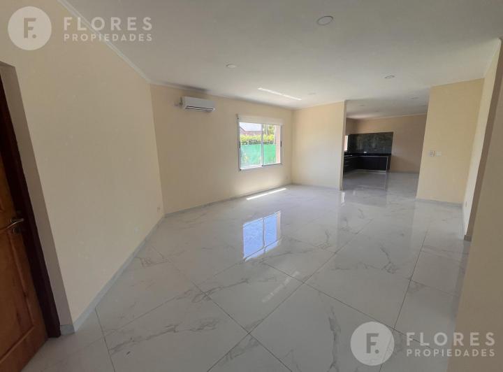 Flores Prop. Alquila Anualmente Casa en  Ayres Plaza 2