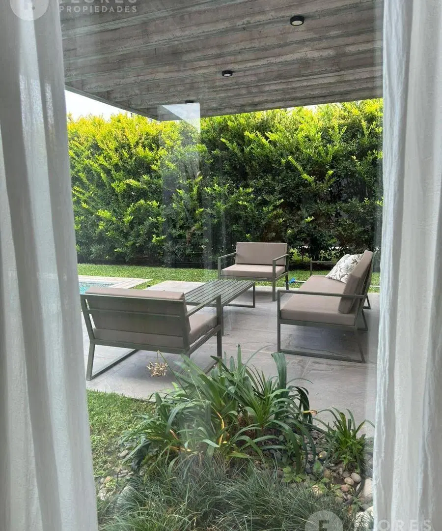 Casa en Alquiler Anual AMOBLADA, 6 ambientes, 4 dormitorios, 4 baños en  Ayres Plaza, Pilar 5