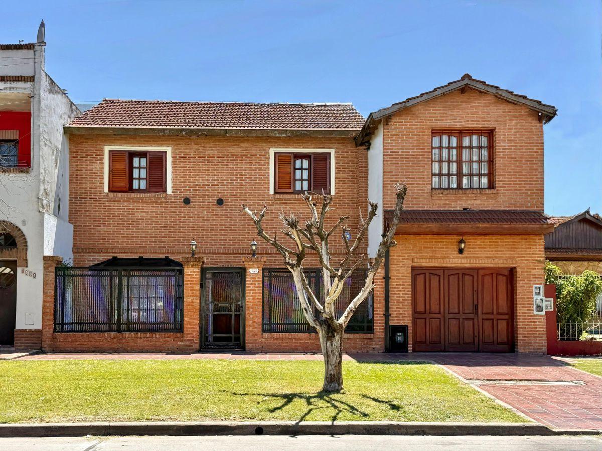Chalet 5 ambientes en venta, Morón. Con parque y garage doble.