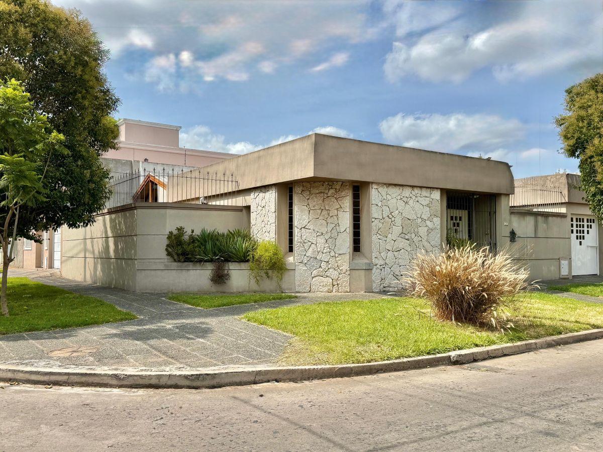 Casa 4 ambientes en venta, Haedo sur.