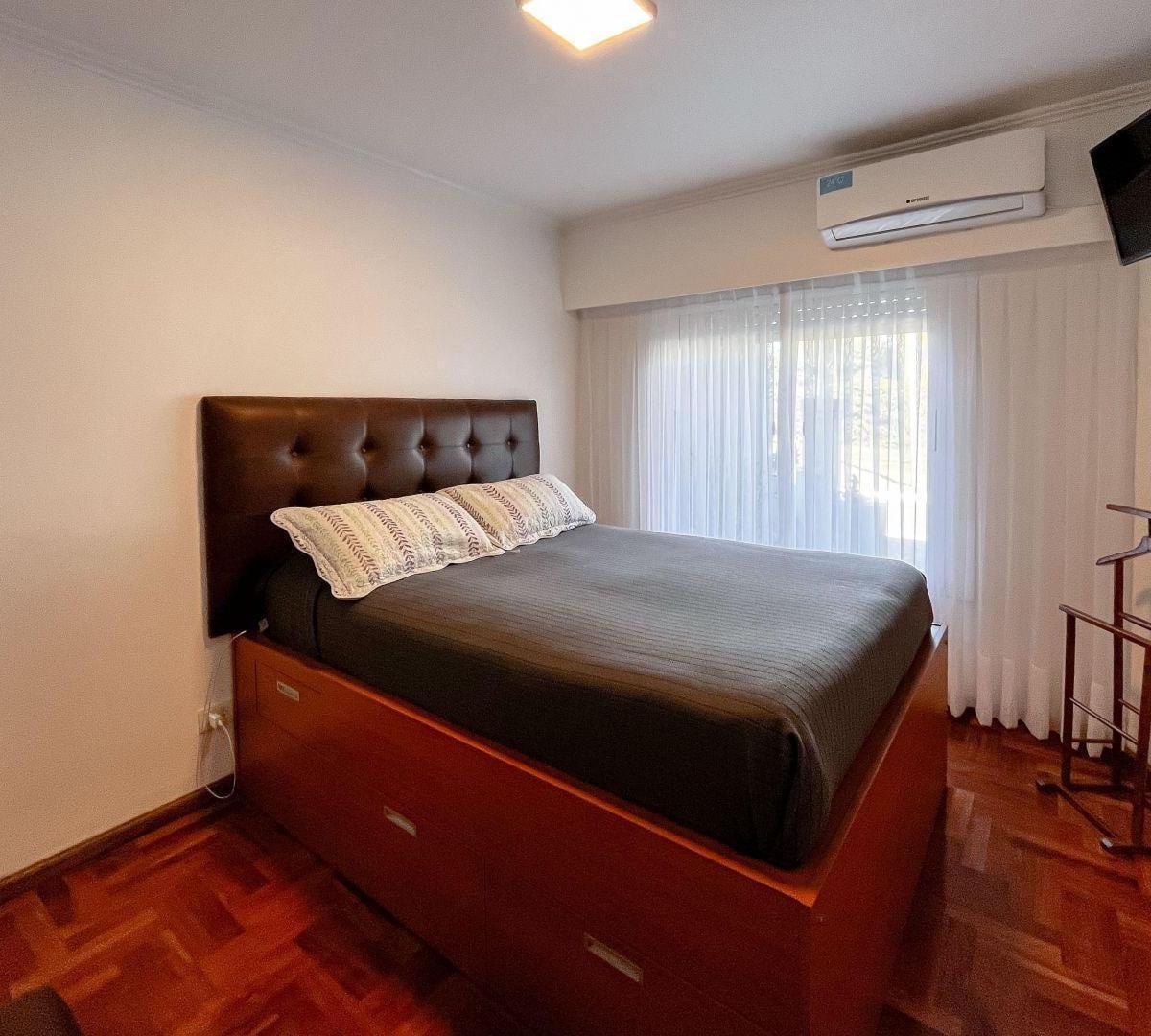Venta de Casa 4 AMBIENTES en Parque Jorge Newbery
