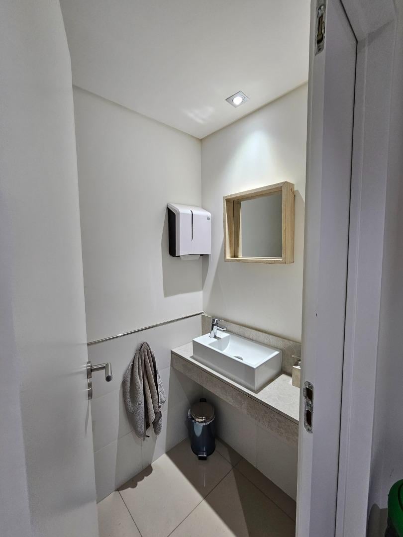 Foto de Venta Oficina con Renta en Edificio Corporativo, imagen 2