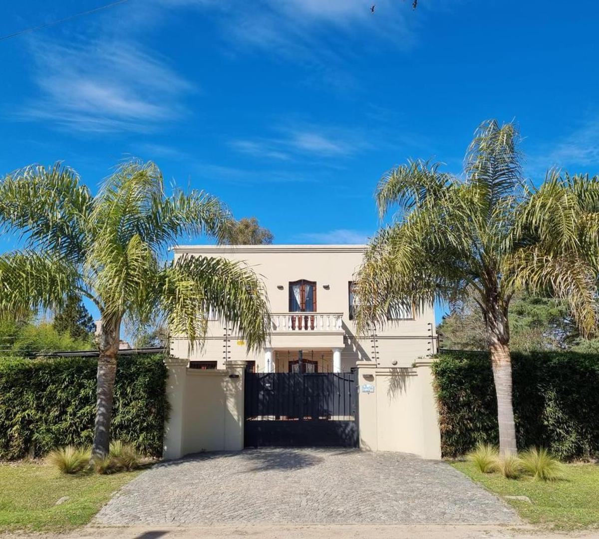 Venta Excelente Casa con Parque y Piscina - 3000 m2 parque -
