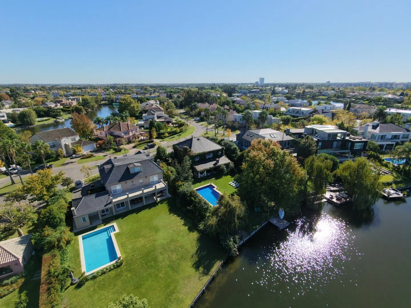 Impecable casa Pulte al lago en Los Castores 2