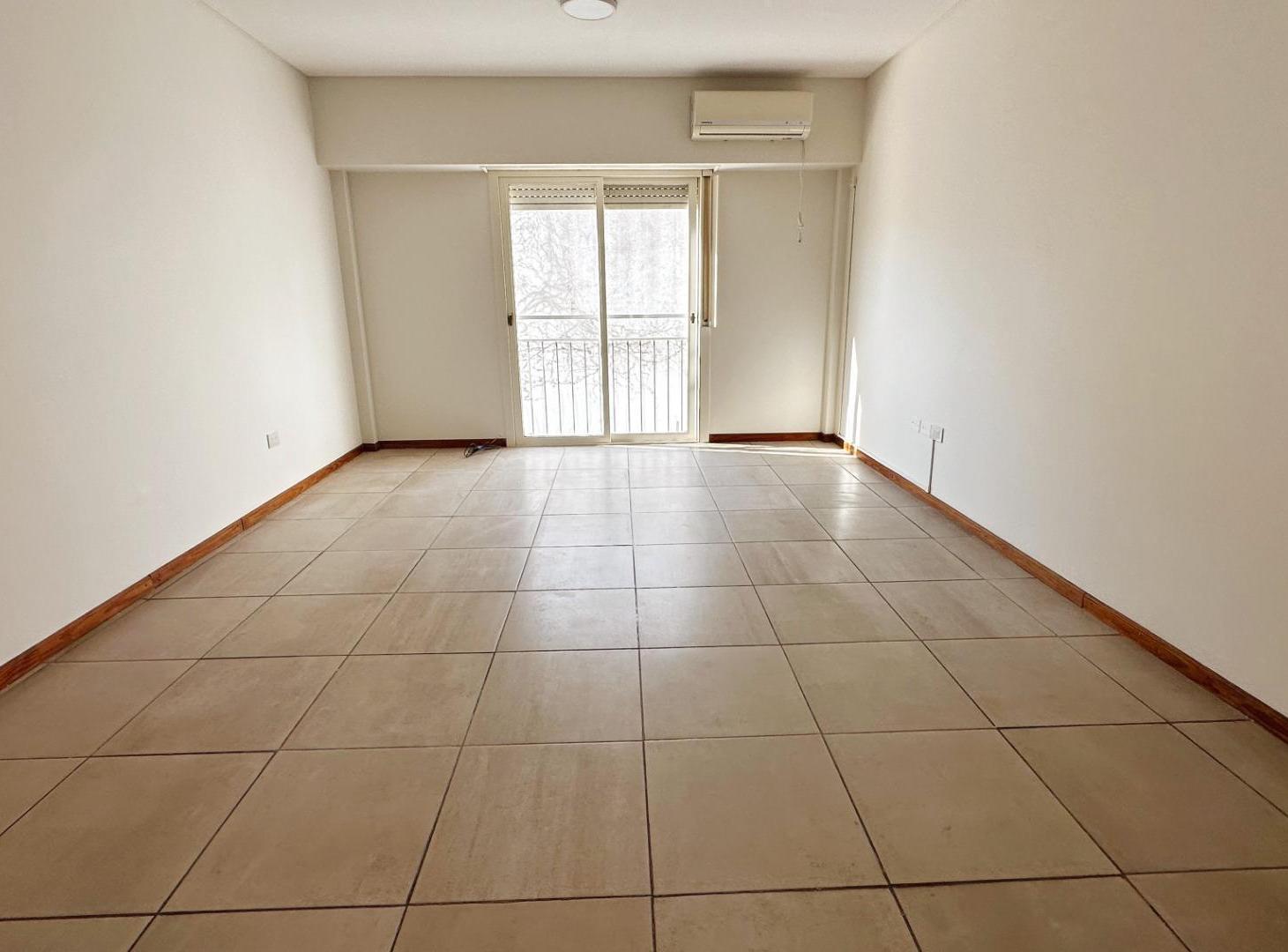 Foto de Departamento de 3 ambientes con terraza propia!, imagen 1