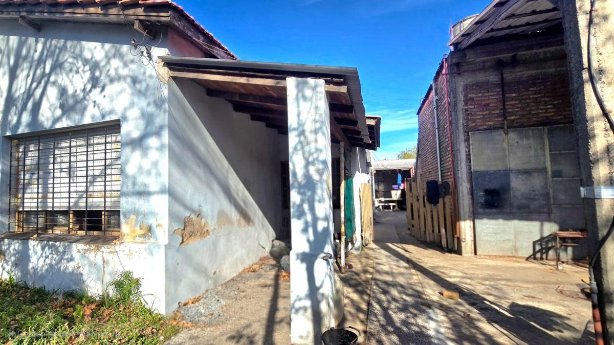 Venta de Casa de 4 Amb a Reciclar y Galpon (Juntos o Separados)