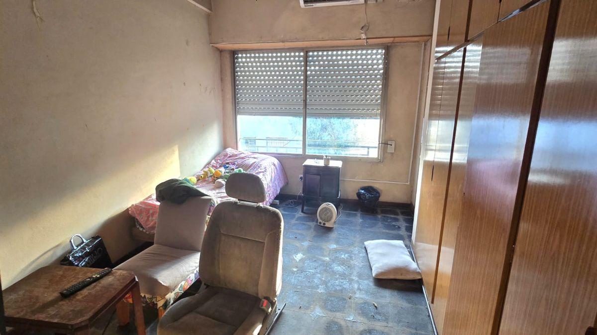 Casa de 4 Ambientes con 2 Locales Comerciales y Cochera