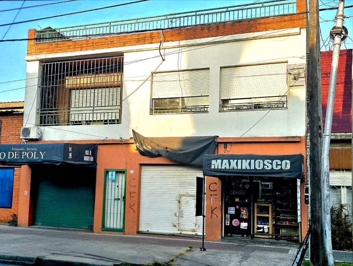 Casa de 4 Ambientes con 2 Locales Comerciales y Cochera