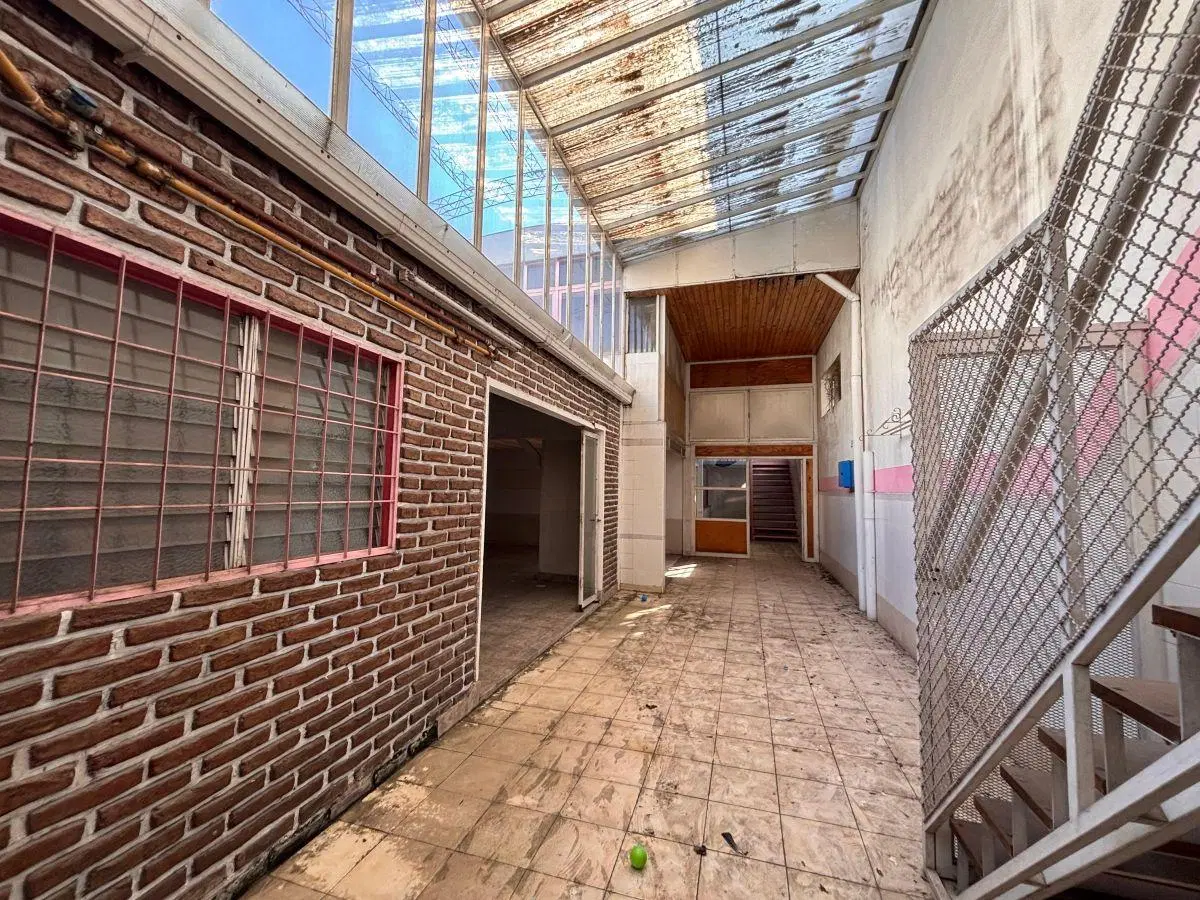 VENTA Galpón / Deposito + 2 Departamentos en block 8